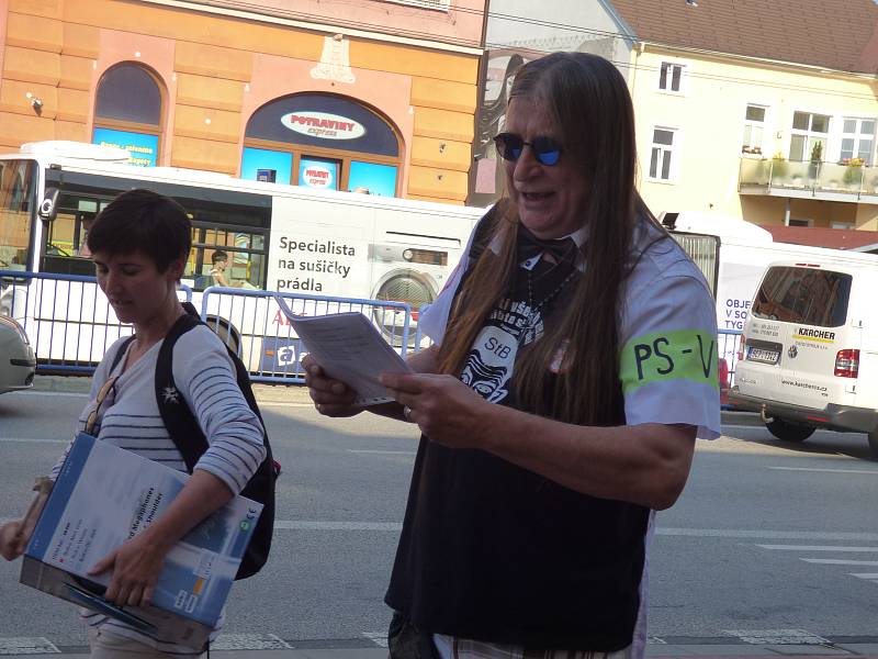 Premiér v demisi Andrej Babiš na návštěvě v Českých Budějovicích. (Na vlakovém nádraží).