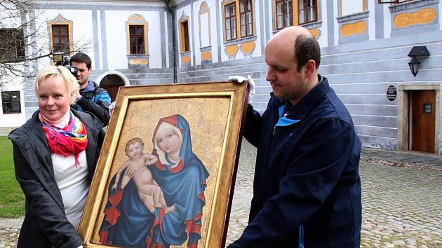 Madona zlatokorunská se po 78 letech vrací domů. Obraz vznikl kolem roku 1410 pro klášter cisterciáků ve Zlaté Koruně. Byl součástí klášterních sbírek, které opustil v dubnu 1938 v obavách z hitlerovského Německa.