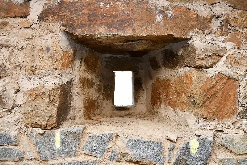 Archeoskanzen Trocnov už roste ze země.