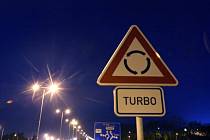 Nové turbokřižovatky na Zanádražní komunikaci vyžadují přesný nájezd podle pokynů dopravního značení.