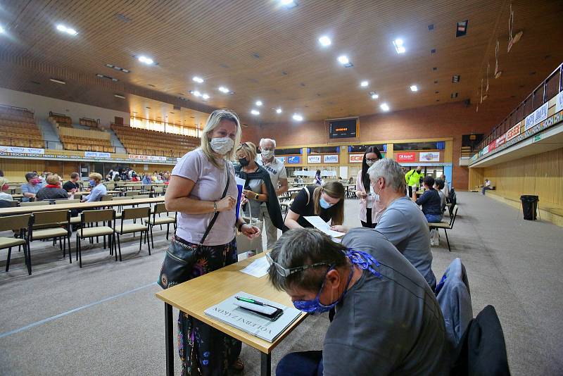 Krajské volby budou tentokrát v rouškách. Snímek je z prvního zasedání okrskových volebních komisí v Českých Budějovicích.