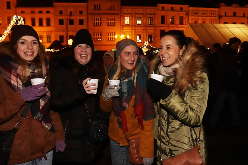 Náměstí Přemysla Otakara II. zaplnili zpěváci, kteří si přišli zazpívat koledy s Deníkem.