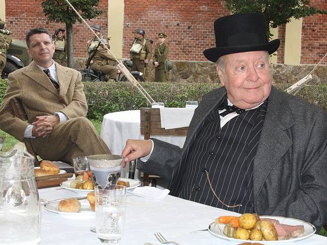 Churchilla představoval Angličan Richard Syms. 