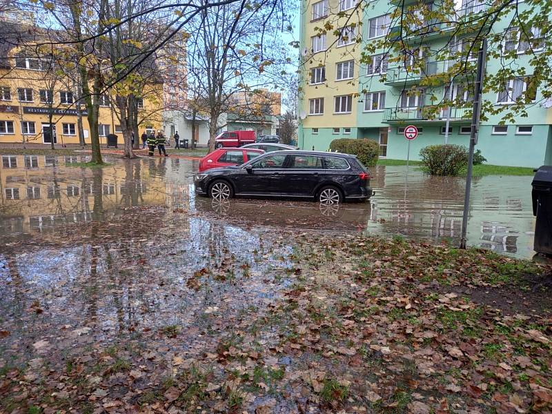 Havárie na vodovodním řadu v  Českých Budějovicích v Průběžné ulici 10. listopadu 2022.