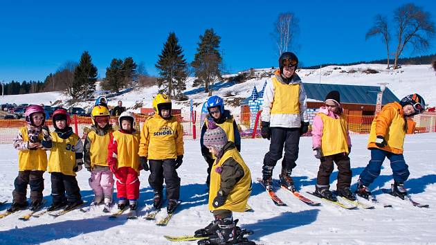 Ve Skiareálu Lipno si užijí také děti. Na ty se tu myslí systematicky, aby se z nich brzy stali lyžaři. 