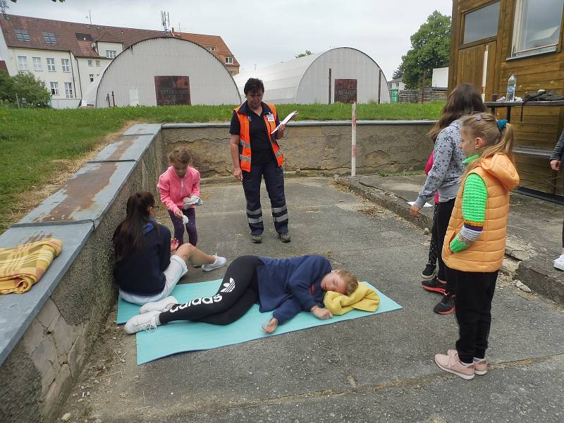 Pětičlenné posádky na Oblastním kole soutěže Mladých zdravotníků řešili hypotetické situace od volání záchranky, přes péči při epileptickém záchvatu, až po dýchání z úst do úst.