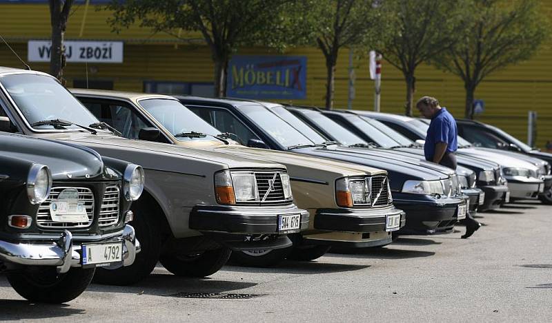 Členové Volvo clubu se sešli v neděli 20. září před českobudějovickým Intersparem. 