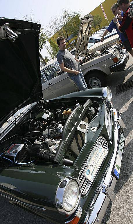 Členové Volvo clubu se sešli v neděli 20. září před českobudějovickým Intersparem. 