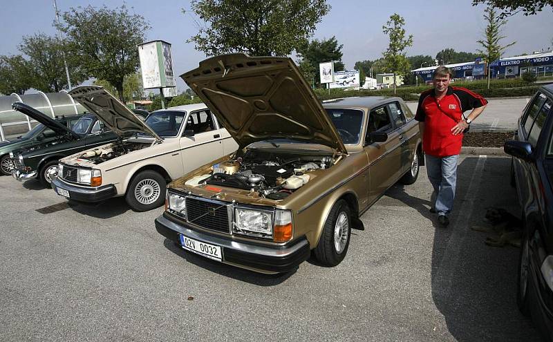 Členové Volvo clubu se sešli v neděli 20. září před českobudějovickým Intersparem. 