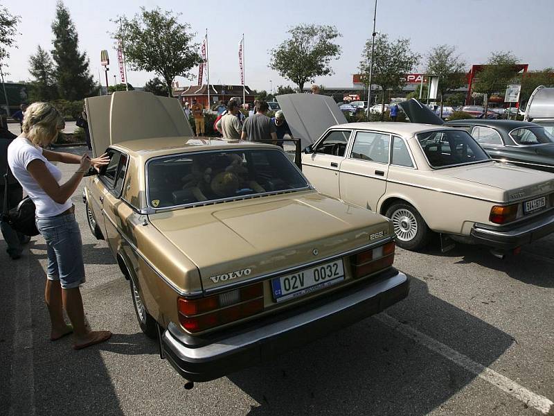 Členové Volvo clubu se sešli v neděli 20. září před českobudějovickým Intersparem. 