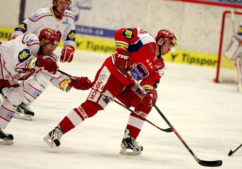 Utkání hokejové Tipsport Extraligy mezi HC České Budějovice a HC Oceláři Třinec. Roman Pšurný