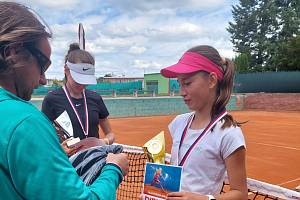  Eliška Holubová potvrdila nasazení jako číslo jedna, když vyhrála letní oblastní přebor starších žákyň ve dvouhře