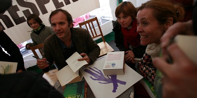 Spisovatel Timothée de Fombelle, autor románů Tobiáš Lolness či Vango, podepisuje své romány na táborském festivalu Tabook.