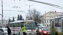 Úterý, první "zimní" den v Českých Budějovicích, nezačalo pro motoristy šťastně. Na snímku je nehoda autobusu, trolejbusu a osobního vozidla u budovy krajského úřadu.