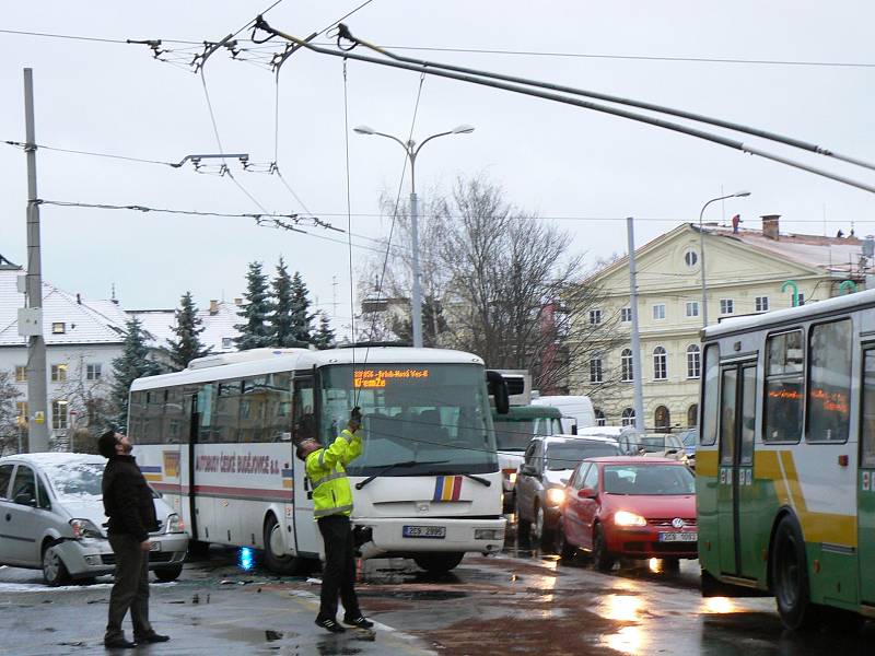 Úterý, první "zimní" den v Českých Budějovicích, nezačalo pro motoristy šťastně. Na snímku je nehoda autobusu, trolejbusu a osobního vozidla u budovy krajského úřadu.