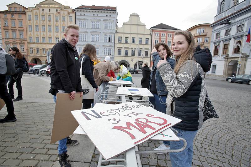 Českobudějovičtí středoškoláci se připojili k celosvětovému studentskému demonstrování za to, aby se politici více starali o zdraví naší planety.