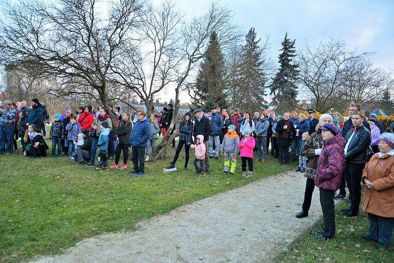 V rámci 17. listopadu v Týně nad Vltavou znovu ožilo nábřeží u železného mostu.