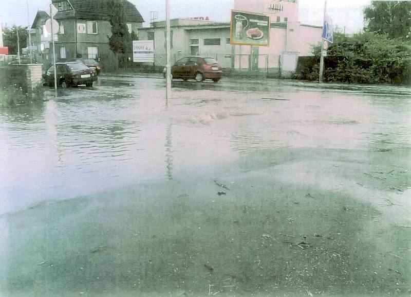 Následky přívalových dešťů na křižovatce Rudolfovské a Vodní ulice v Českých Budějovicích