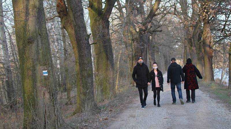 Lidé v parcích,u zámku Hluboká a českovrbenských rybnících