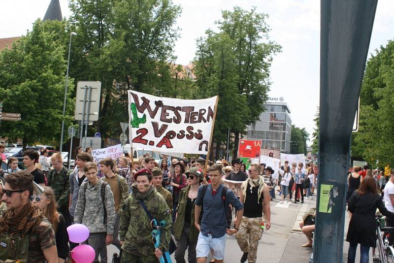 Celý týden žily České Budějovice multižánrovým festivalem Budějovický Majáles. Ten se v pátek rozloučil s krajským městem průvodem na náměstí Přemysla Otakara II., volbou krále a řadou koncertů.