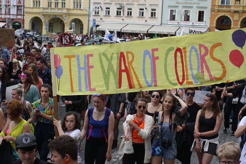 Celý týden žily České Budějovice multižánrovým festivalem Budějovický Majáles. Ten se v pátek rozloučil s krajským městem průvodem na náměstí Přemysla Otakara II., volbou krále a řadou koncertů.