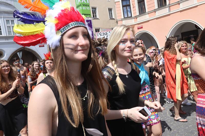 Centrem Českých Budějovic prošel tradiční majálesový průvod.