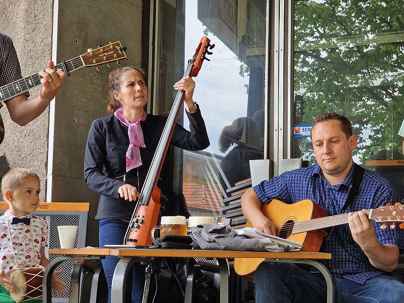 Muzikanti v ulicích Týna na nad Vltavou