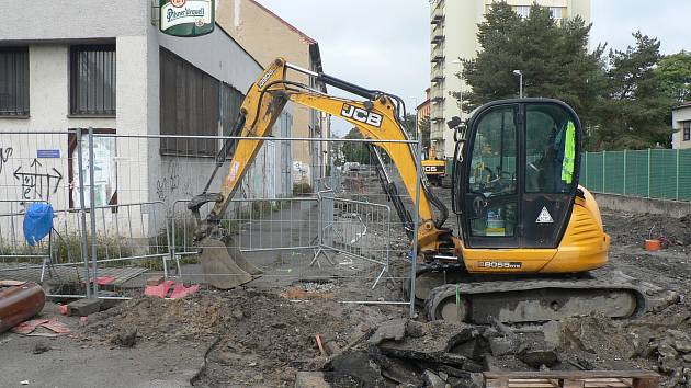 Obtížnou cestu domů mají nyní někteří obyvatelé Nerudovy ulice v Českých Budějovicích.