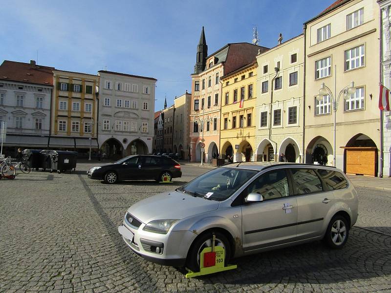 Příklady špatného parkování v centru Budějovic odměněné po zásluze pokutou a botičkou.