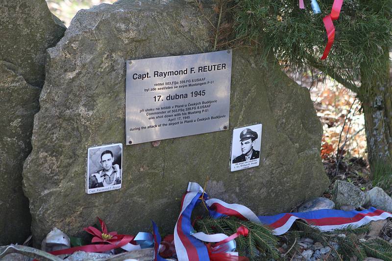 Pietní akt se konal v Boršově nad Vltavou u pomníku letce kapitána Raymonda F. Reutera,který byl sestřelen 17.dubna 1945.
