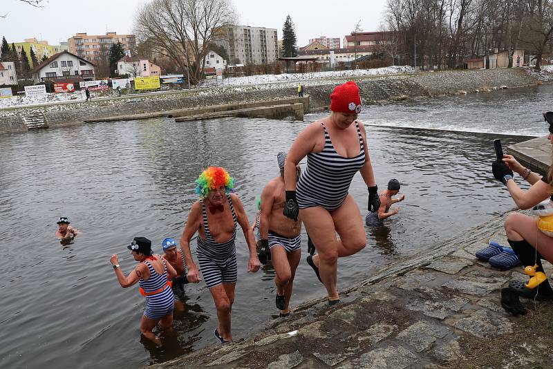 Českobudějovičtí otužilci ze skupiny Promrzlé pyjavice  neodolali a Ponor pro Bazalku, charitativní akci pro organizaci která se stará o postižené děti v Českých Budějovicích, absolvovali v Malši, kde se akce vždy konala.