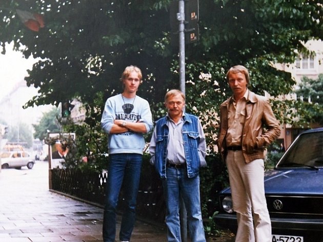  Jan Proško (vpravo) byl jedním z mála přátel, kteří našli odvahu navštívit Karla Kryla v Západním Německu. V létě roku 1989 s sebou vzal i syna Martina (vlevo). 
