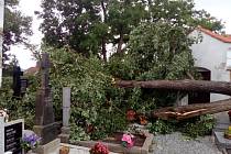 V noci na čtvrtek 24. 6. 2021 způsobila velké škody na Českobudějovicku další ze série bouřek. Na snímku poničený hřbitov v Pištíně, kam padla vyvrácená lípa.