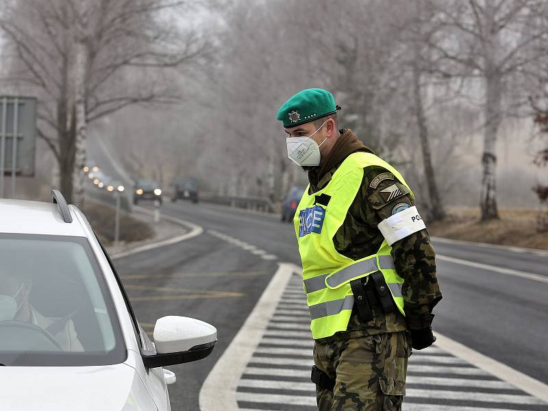 Policejní kontroly na hranicích jihočeských okresů posílili v úterý 2. března vojáci.