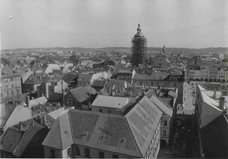 Pohled na Černou věž z lešení klášterní věže. Foto ze sbírky fotografií a pohlednic Jiřího Dvořáka poskytl Státní okresní archiv České Budějovice