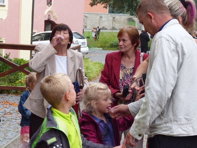 Na zámku Mitrowicz v Kolodějích si řekli "ano" trenér (a bývalý úspěšný kanoista) KKJ Týn nad Vltavou Václav Krampl a Irena Řeháčková.