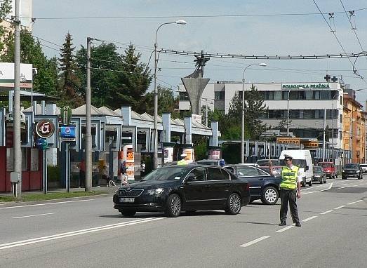 Odjezd prezidentského páru z hotelu Clarion řídili policisté. 