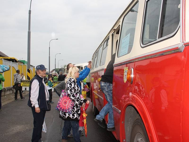 Historické autobusy se v sobotu vrátili do ulic Českých Budějovic. Zájemci se s nimi mohli projet například při závěrečné spanilé jízdě městem.