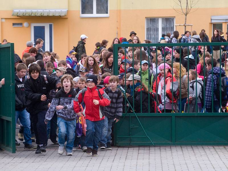 Děti ze tří „azbestových“ škol na sídlišti Máj se po čtyřech měsících vrátily  19. března  do lavic. Teď je v plánu další oprava a mnozí se bojí, aby se situace neopakovala.