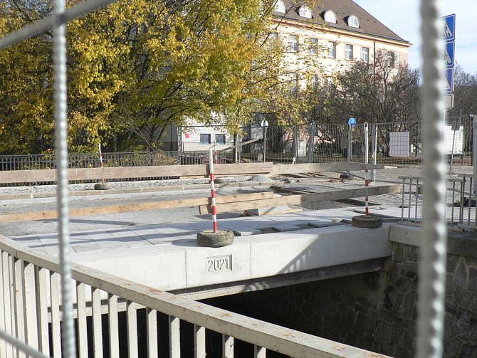 Rekonstrukce mostu v českobudějovické ulici Karla IV. Mostní konstrukce před opravou, pohled zespodu.