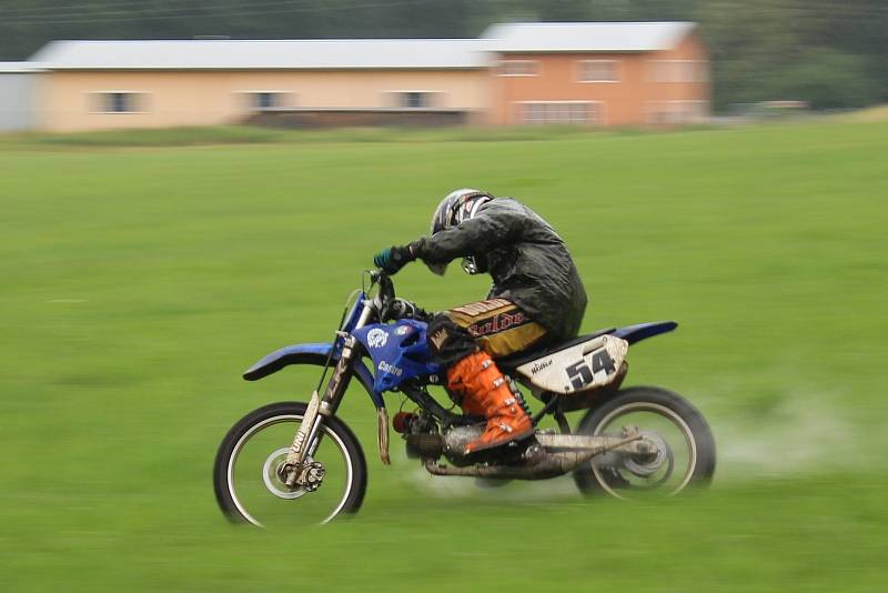 Fichtl cup Florida, terénní závod motocyklů Jawa 50 Pionýr, se jel u Hůrského rybníka u Adamova na Českobudějovicku.