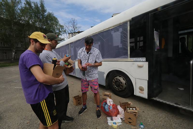 Majáles v Českých Budějovicích 2021. Skupina Myocelium se rozhoduje, jak pomalují na počest Majálesu autobus.