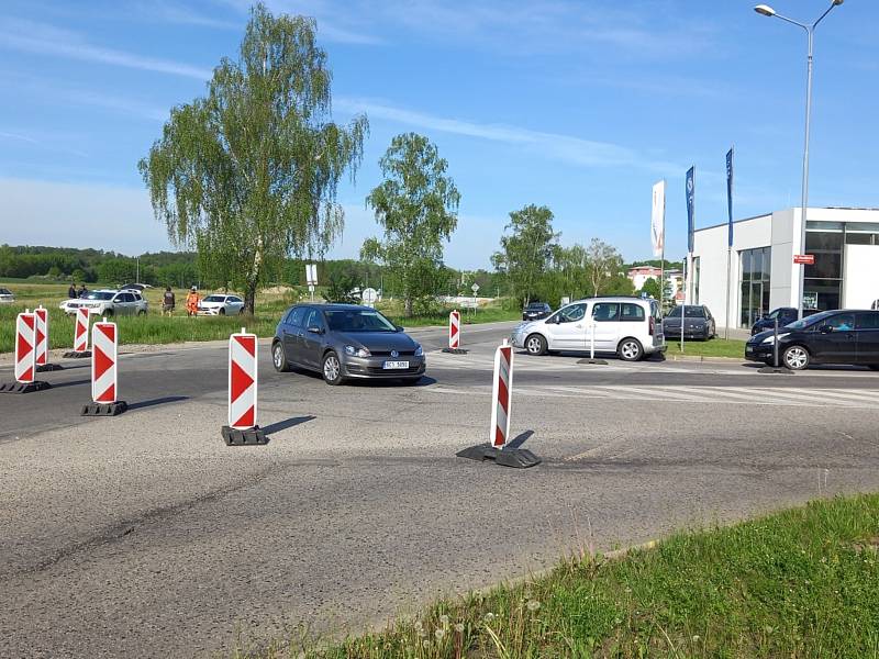 V Branišovské ulici v Českých Budějovicích se staví kruhová křižovatka.