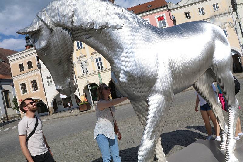 Ocelový kůň na českobudějovickém náměstí, jeho autorem je Michal Gabriel a je vystaven v rámci akce Umění ve městě.