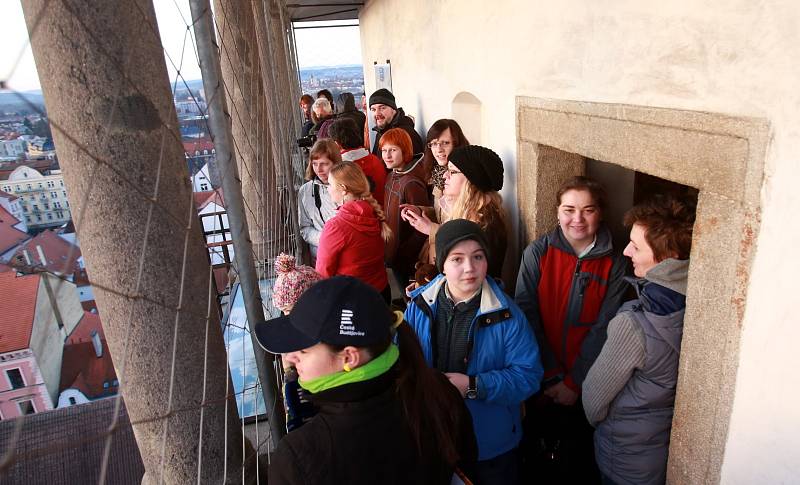 První jarní svítání na ochozou Černé věže, tak jak jej mohli pozorovat 20. března českobudějovičtí na tradiční akci vítání jara pořádané Českobratrskou církví evangelickou. 