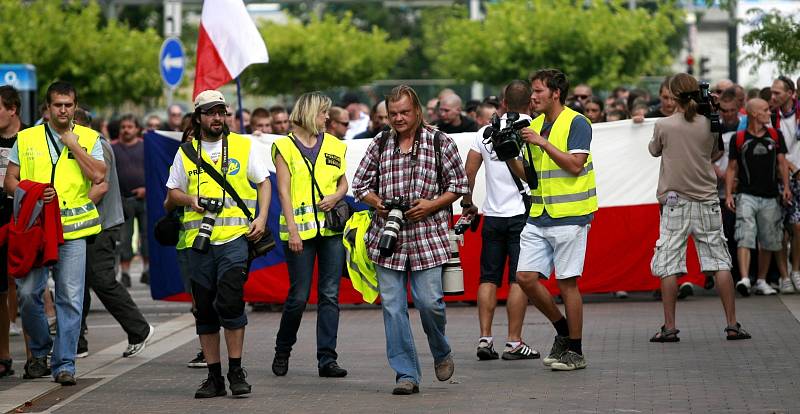 Celorepublikové protestní pochody v sobotu 24. srpna měly podle organizátorů společného jmenovatele - upozornit na nespravedlivý sociální systém, policejní brutalita, rozdílný přístup k Romům a bílým. Protest v Českých Budějovicích. 