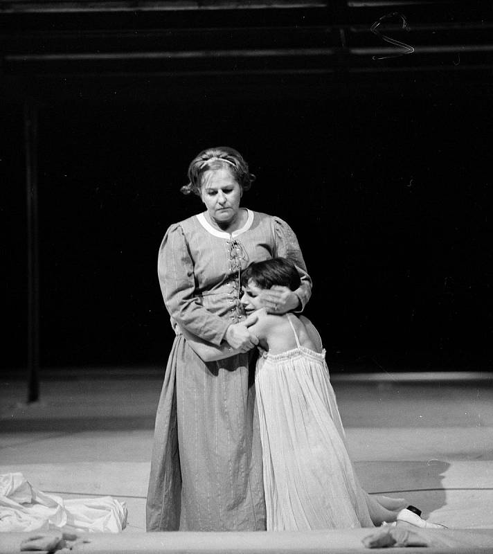 Romeo a Julie. Hana Bauerova se Sylvou Vozkovou, rok 1980.