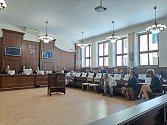 Krajský soud v Českých Budějovicích uzavírá rozsáhlý případ organizované mezinárodní skupiny pašeráků drog.