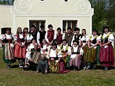 Folklórní soubor Lučina z Úsilného znovu společně tančí od roku 2010. V současnosti má 22 členů včetně kapely.