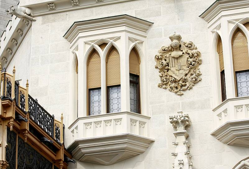 Pohádka Pyšná princezna se natáčela i na zámku Hluboká nad Vltavou. Na záběru je okno nad dnešní oranžérií, kde princezna zpívala květině v ranním salónu
